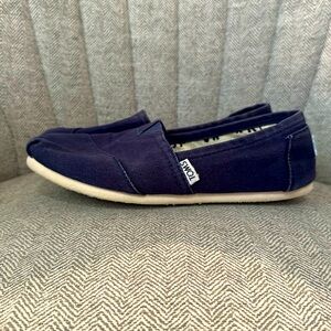 Women’s navy blue Toms size 8